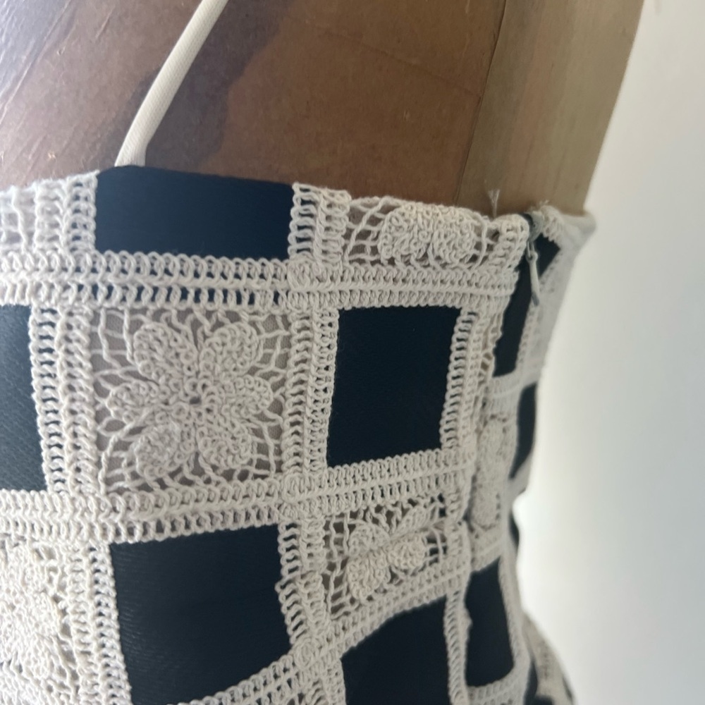Black and Cream Crochet Square Pattern Top, sz M, adjustable straps, perfect - Picture 8 of 9